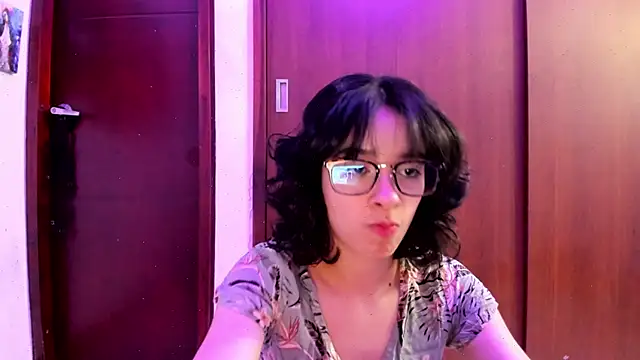 Snapshot of _Lunnaa_ chatting on 02-10-25, 12:41 Lunnaa online show from 02-10-25, 12:41