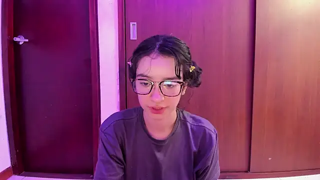 Snapshot of _Lunnaa_ chatting on 02-24-25, 01:46 Lunnaa online show from 02-24-25, 01:46