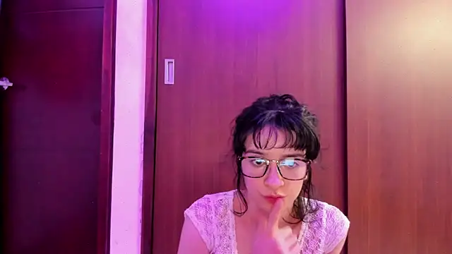 Snapshot of _Lunnaa_ chatting on 03-15-25, 04:13 Lunnaa online show from 03-15-25, 04:13