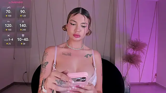 Snapshot of NiaHolland chatting on 11-22-25, 06:29 NiaHolland online show from 11-22-25, 06:29