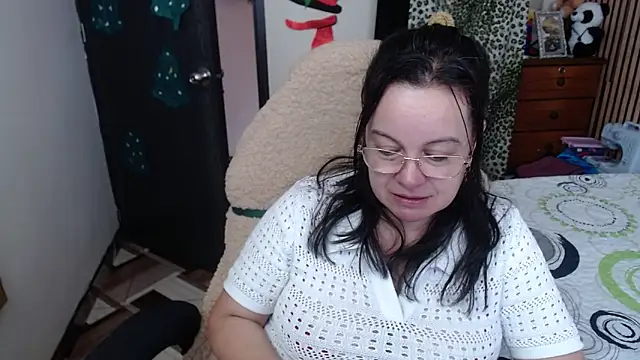 Sonialorens  online show from 12-15-25, 03:38