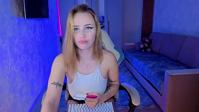 Snapshot of litlle_pie chatting on 10-31-25, 08:32 litlle pie online show from 10-31-25, 08:32