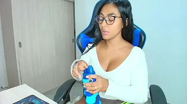 Snapshot of sophiax-x chatting on 12-10-24, 12:05 sophiax-x online show from 12-10-24, 12:05