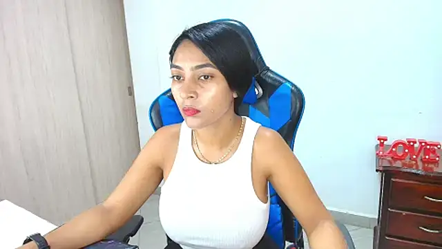 Snapshot of sophiax-x chatting on 09-28-25, 04:12 sophiax-x online show from 09-28-25, 04:12