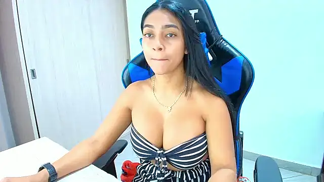 Snapshot of sophiax-x chatting on 10-14-25, 02:40 sophiax-x online show from 10-14-25, 02:40