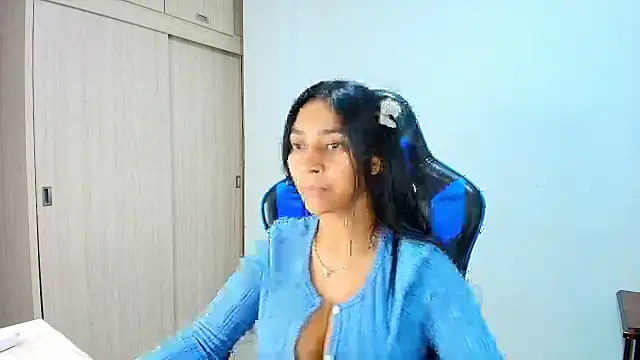 Snapshot of sophiax-x chatting on 10-21-25, 01:17 sophiax-x online show from 10-21-25, 01:17