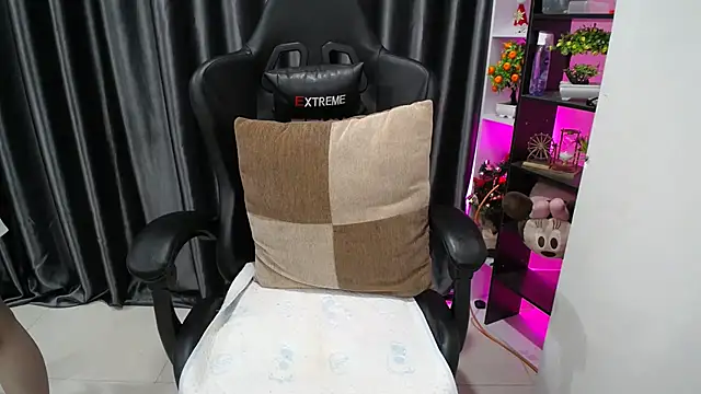 Snapshot of Yuki-yio chatting on 09-22-25, 01:18 Yuki-yio online show from 09-22-25, 01:18