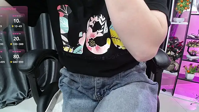 Snapshot of Yuki-yio chatting on 10-15-25, 01:17 Yuki-yio online show from 10-15-25, 01:17