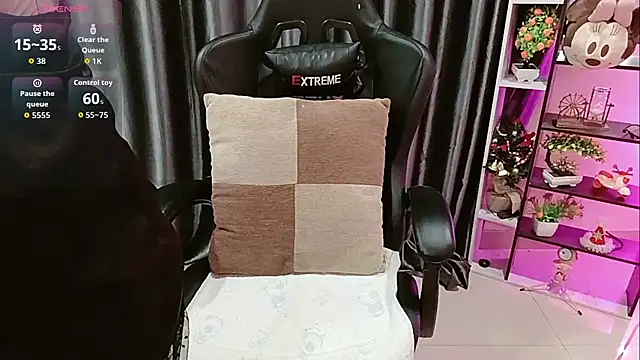 Snapshot of Yuki-yio chatting on 11-22-25, 01:15 Yuki-yio online show from 11-22-25, 01:15