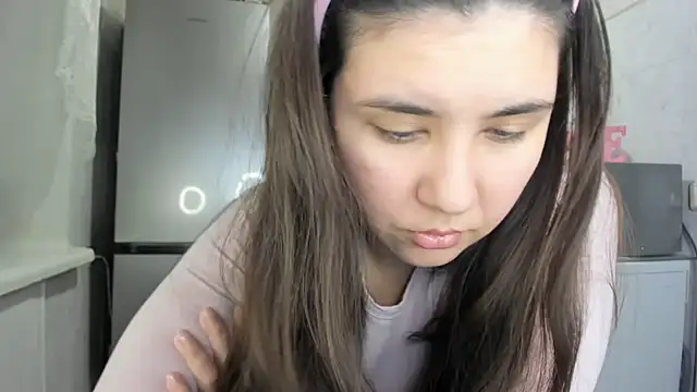 Snapshot of MiaMarrone chatting on 12-22-25, 02:08 MiaMarrone online show from 12-22-25, 02:08