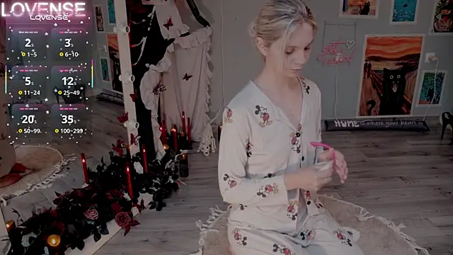 Snapshot of Careful_i_bite chatting on 10-29-25, 06:04 Careful i bite online show from 10-29-25, 06:04