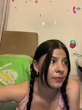 Snapshot of Estefani_32 chatting on 04-28-26, 06:57 Estefani 32 online show from 04-28-26, 06:57