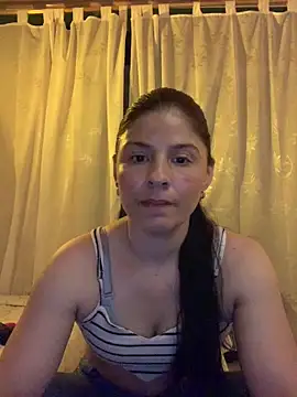 Snapshot of Estefani_32 chatting on 05-13-26, 01:47 Estefani 32 online show from 05-13-26, 01:47