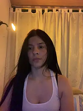 Snapshot of Estefani_32 chatting on 05-17-26, 05:31 Estefani 32 online show from 05-17-26, 05:31