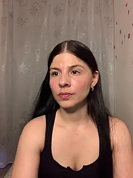 Snapshot of Estefani_32 chatting on 05-20-26, 09:43 Estefani 32 online show from 05-20-26, 09:43