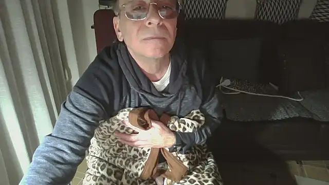 Snapshot of HETEREOMAN chatting on 12-15-25, 04:44 HETEREOMAN online show from 12-15-25, 04:44