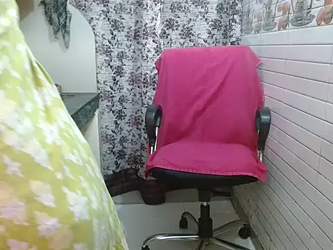 Snapshot of LovingPihu chatting on 10-24-25, 05:26 LovingPihu online show from 10-24-25, 05:26