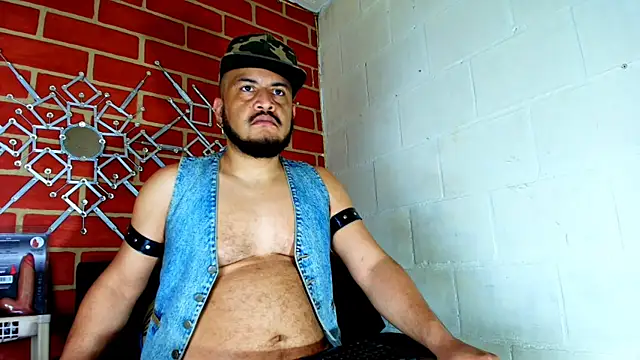 Snapshot of the_master_foal_ chatting on 11-17-25, 05:52 the master foal online show from 11-17-25, 05:52