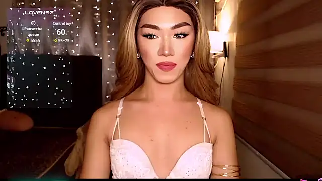 Snapshot of Local_Hoelyx chatting on 12-21-24, 02:58 Local Hoelyx online show from 12-21-24, 02:58