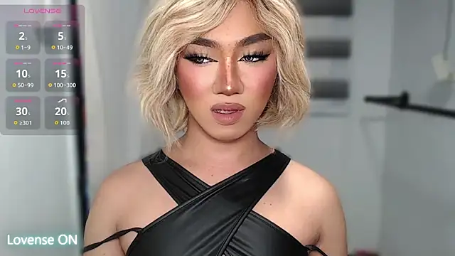 Snapshot of Local_Hoelyx chatting on 10-11-25, 08:24 Local Hoelyx online show from 10-11-25, 08:24