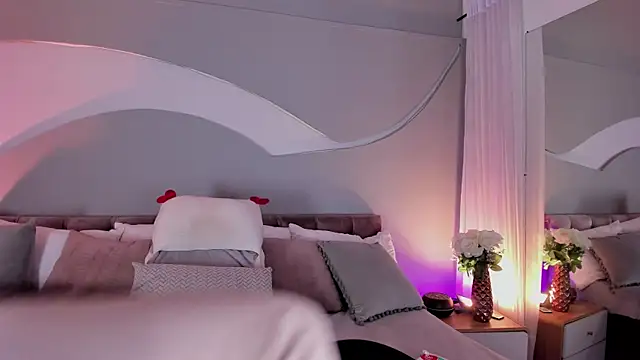 Snapshot of Nicolle_W chatting on 05-05-26, 11:51 Nicolle W online show from 05-05-26, 11:51