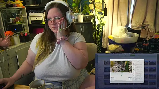 Snapshot of Geeky_Kitten chatting on 10-10-25, 02:38 Geeky Kitten online show from 10-10-25, 02:38