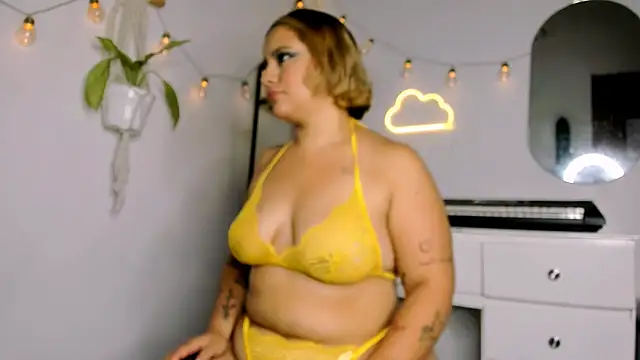 Snapshot of susy_angel chatting on 03-06-25, 12:32 susy angel online show from 03-06-25, 12:32
