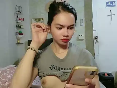 Snapshot of Hebefemme chatting on 05-15-26, 09:05 Hebefemme online show from 05-15-26, 09:05