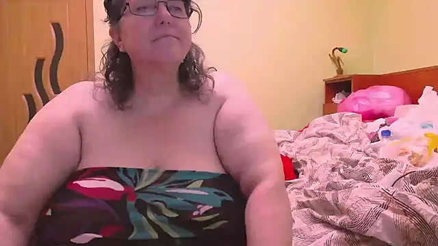 Snapshot of HugeTits chatting on 11-25-25, 02:00 HugeTits online show from 11-25-25, 02:00