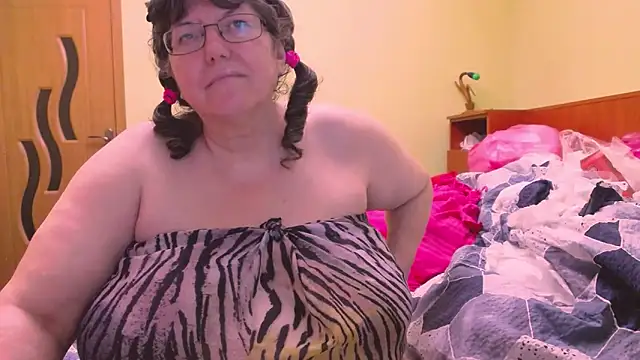 Snapshot of HugeTits chatting on 12-15-25, 01:54 HugeTits online show from 12-15-25, 01:54