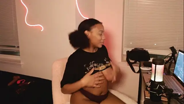 Snapshot of EatSweetMolly chatting on 02-07-25, 04:59 EatSweetMolly online show from 02-07-25, 04:59