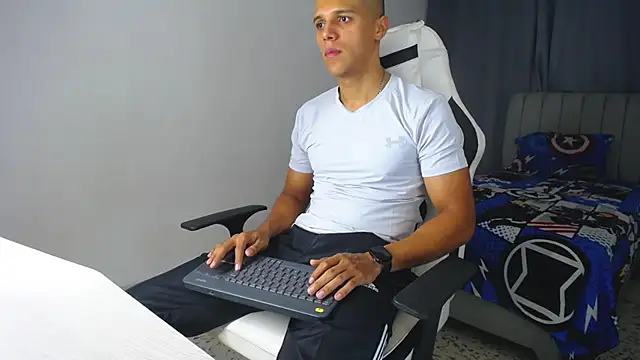 Snapshot of DavidAngell7 chatting on 02-20-25, 04:07 DavidAngell7 online show from 02-20-25, 04:07