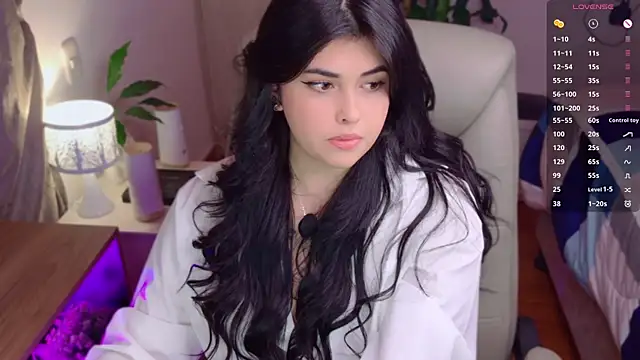 Snapshot of Alyaa_s chatting on 05-21-26, 02:40 Alyaa s online show from 05-21-26, 02:40