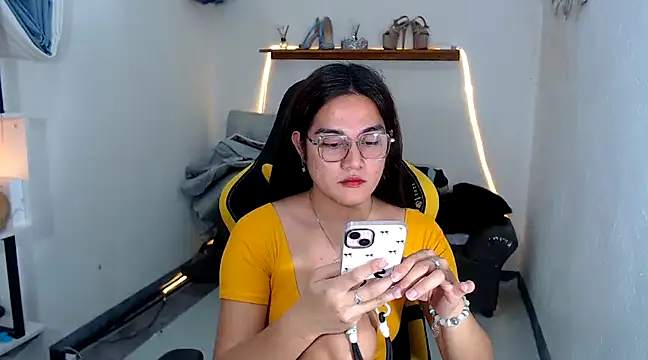 Snapshot of MarieLoveGlamorous chatting on 02-08-25, 10:39 MarieLoveGlamorous online show from 02-08-25, 10:39