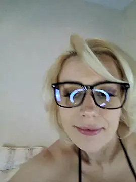 Snapshot of AureliaDoux chatting on 02-10-25, 08:21 AureliaDoux online show from 02-10-25, 08:21