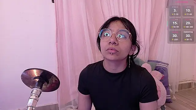 Snapshot of Nami_usagi chatting on 06-11-26, 05:11 Nami usagi online show from 06-11-26, 05:11