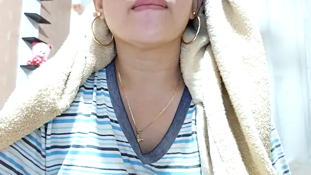 Snapshot of M_e_c_e_l chatting on 05-05-26, 02:52 M e c e l online show from 05-05-26, 02:52