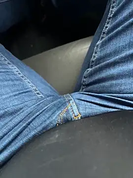 Snapshot of Cezar993 chatting on 01-05-25, 01:47 Cezar993 online show from 01-05-25, 01:47