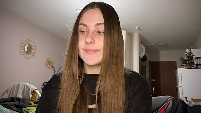 Snapshot of Emma_just chatting on 12-15-24, 07:57 Emma just online show from 12-15-24, 07:57