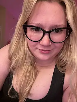 Snapshot of PiggyRose chatting on 03-23-25, 05:00 PiggyRose online show from 03-23-25, 05:00