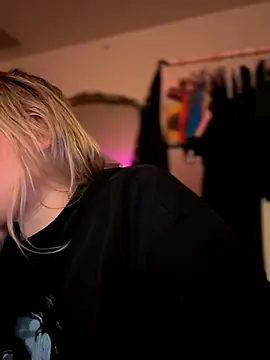 Snapshot of PiggyRose chatting on 10-01-25, 12:27 PiggyRose online show from 10-01-25, 12:27