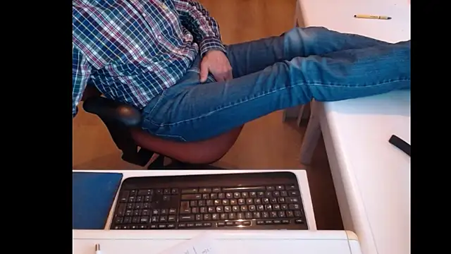 Snapshot of dutchpornking chatting on 02-12-25, 03:27 dutchpornking online show from 02-12-25, 03:27