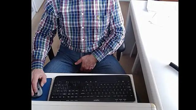 Snapshot of dutchpornking chatting on 02-17-25, 08:09 dutchpornking online show from 02-17-25, 08:09