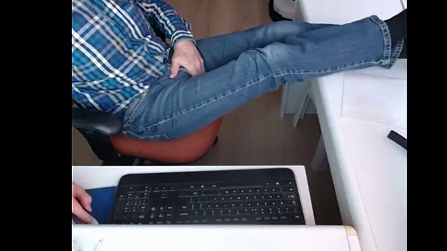 Snapshot of dutchpornking chatting on 02-19-25, 04:33 dutchpornking online show from 02-19-25, 04:33