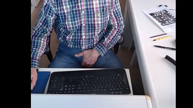 Snapshot of dutchpornking chatting on 02-28-25, 07:48 dutchpornking online show from 02-28-25, 07:48