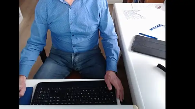 Snapshot of dutchpornking chatting on 10-28-25, 07:45 dutchpornking online show from 10-28-25, 07:45