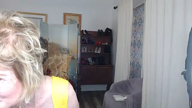 Snapshot of SindeeDix chatting on 03-06-26, 02:46 SindeeDix online show from 03-06-26, 02:46