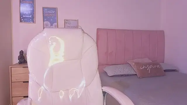 Amaia Daniells online show from 11-30-25, 03:54