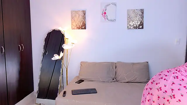 SarahCinnamon- online show from 04-21-26, 08:34