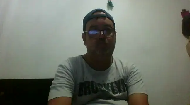 Snapshot of djtomxxx2777 chatting on 02-06-25, 11:37 djtomxxx2777 online show from 02-06-25, 11:37